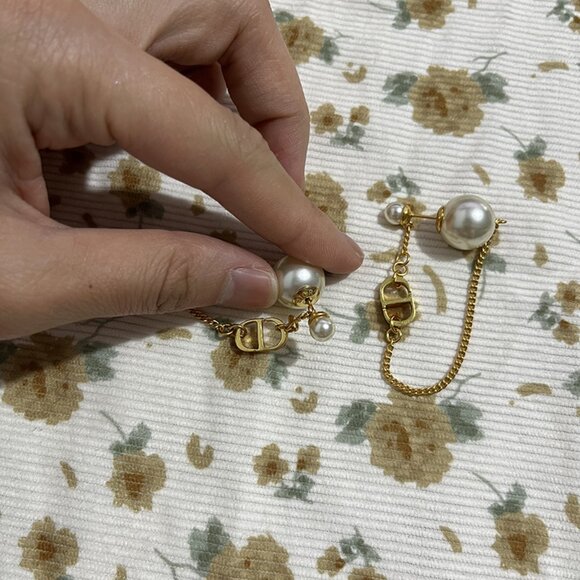 Dior Pearl Earrings - Picture 5 of 6